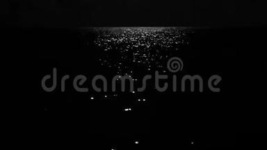 明亮的<strong>月光</strong>在黑暗的海水上闪烁，月亮在海洋中的倒影。 海上的<strong>月光</strong>